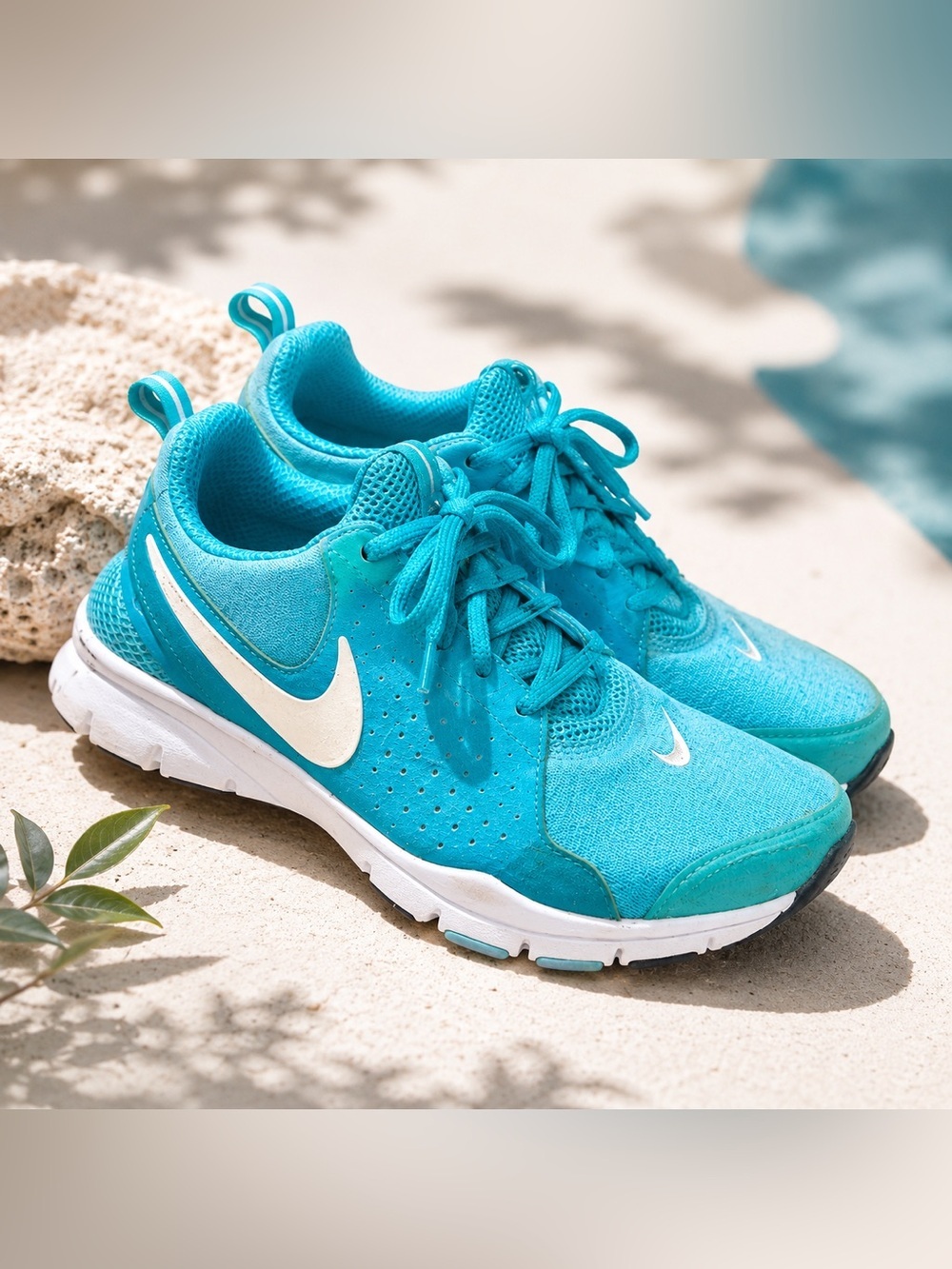 Nike Turquoise Running Shoes with White Swoosh Size 6 Women’s